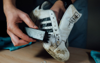 Bật mí mẹo vệ sinh giày adidas nhanh chóng cho người lười