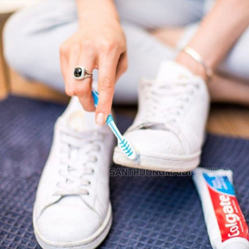 Bật mí cách làm sạch giày trắng bằng kem đánh răng đơn giản tại nhà