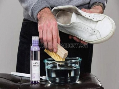 Mẹo vệ sinh giày bằng cồn sạch như mới