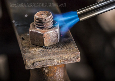 Cách vặn ốc vít bị rỉ đơn giản mà hiệu quả