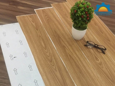 Sàn nhựa dán có tốt không? Nhưng lưu ý khi sử dụng sàn nhựa dán