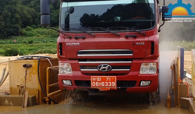 Áp lực của nước xịt rửa giúp xe mọi bùn đất 