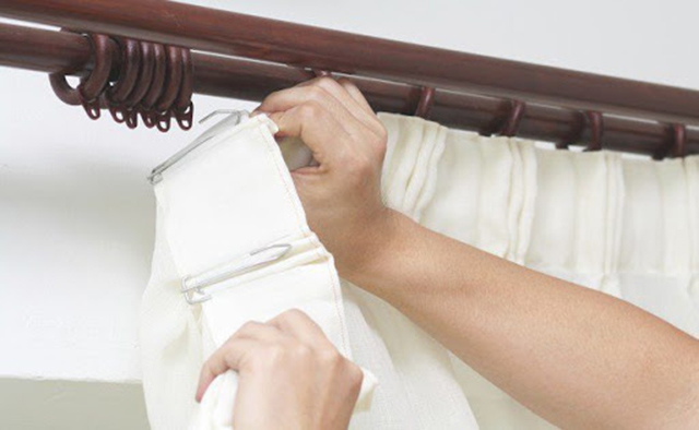 Tháo rèm và các phụ kiện của rèm để quá trình giặt thuận tiện nhất