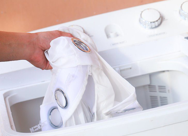 Giặt rèm bằng máy giặt với chế độ phù hợp