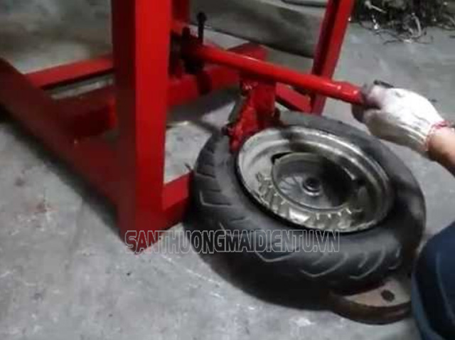 Rủi ro khi sử dụng máy ra vào lốp xe máy tự chế