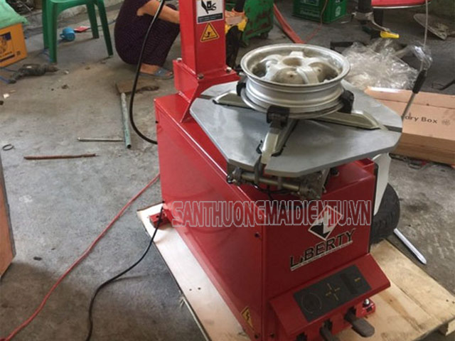 Chỗ tốt bán máy ra vào lốp cũ
