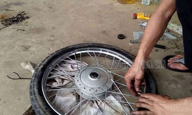 Cách tháo lắp lốp xe bằng dụng cụ