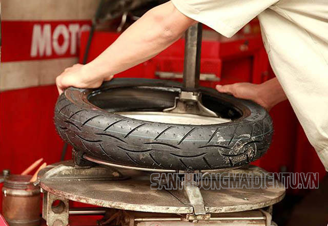 Cách lắp lốp xe máy dùng máy ra vào lốp