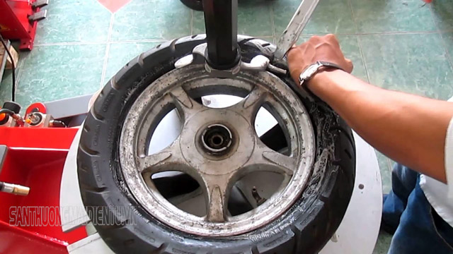Cách tháo lắp lốp xe máy bằng máy ra vào lốp