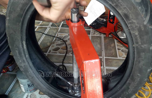 Vá trong lốp không săm là gì