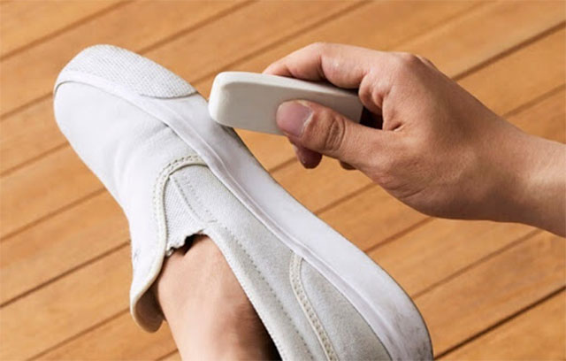 cách đánh giày da trắng bằng gôm tẩy