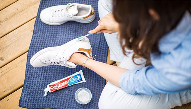 cách làm sạch giày da trắng bằng kem đánh răng