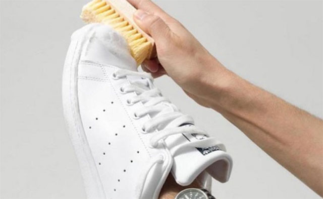 cách làm sạch giày da trắng không nên giặt giày