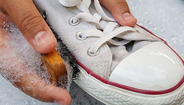 giặt giày trắng bằng kem đánh răng