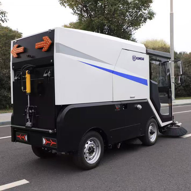 Xe quét rác ngồi lái Kumisai KMS - 1000L