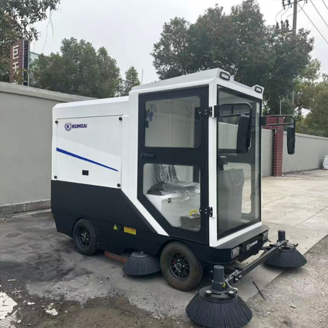 Xe quét rác ngồi lái Kumisai KMS - 240L