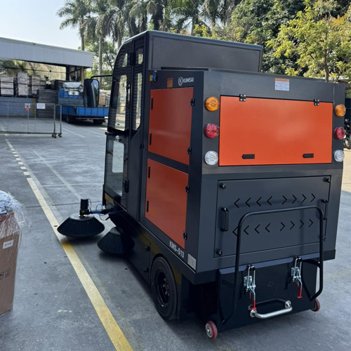 Xe quét rác ngồi lái Kumisai KMS S13 - pin litium