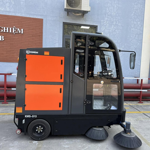 Xe quét rác ngồi lái Kumisai KMS S13 - pin litium