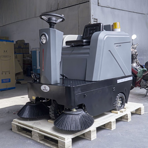 Xe quét rác nhà xưởng ngồi lái Kumisai KMS 1250E - pin litium