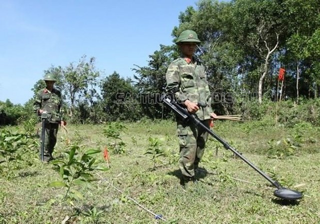 Máy dò kim loại tìm vật chưa nổ 
