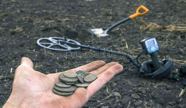 Những đồng xu cổ được phát hiện bởi máy dò dưới lòng đất