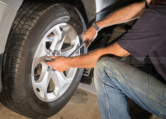 Vặn các đai ốc bánh xe theo lực xiết bu lông bánh xe