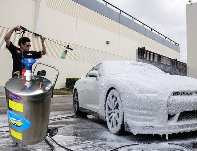 sử dụng bình bọt tuyết rửa xe