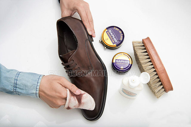vệ sinh trước khi đem giày đi bảo quản