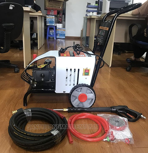 Máy rửa xe hiệu Romano được trang bị bộ phụ kiện đầy đủ