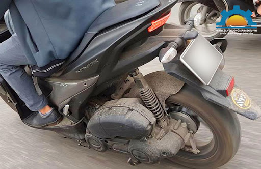 Rửa xe máy bằng dung dịch chuyên dụng giúp loại bỏ bùn đất nhanh chóng
