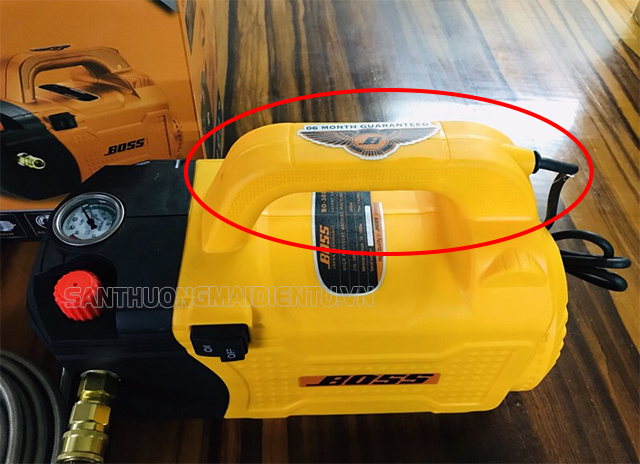 Tay cầm và xách máy vô cùng tiện lợi và chắc chắn