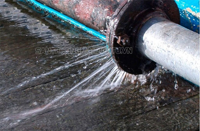 Áp lực nước quá cao có thể khiến ống dẫn nước rò rỉ