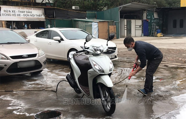 Chỉ cần xịt xịt chứ không cần vất vả dội nước như làm thủ công